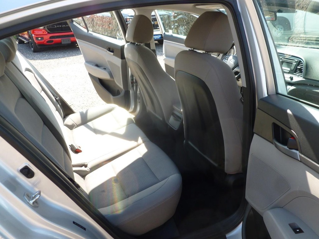 Hyundai Elantra Vehicle Full-screen Gallery Image 21
