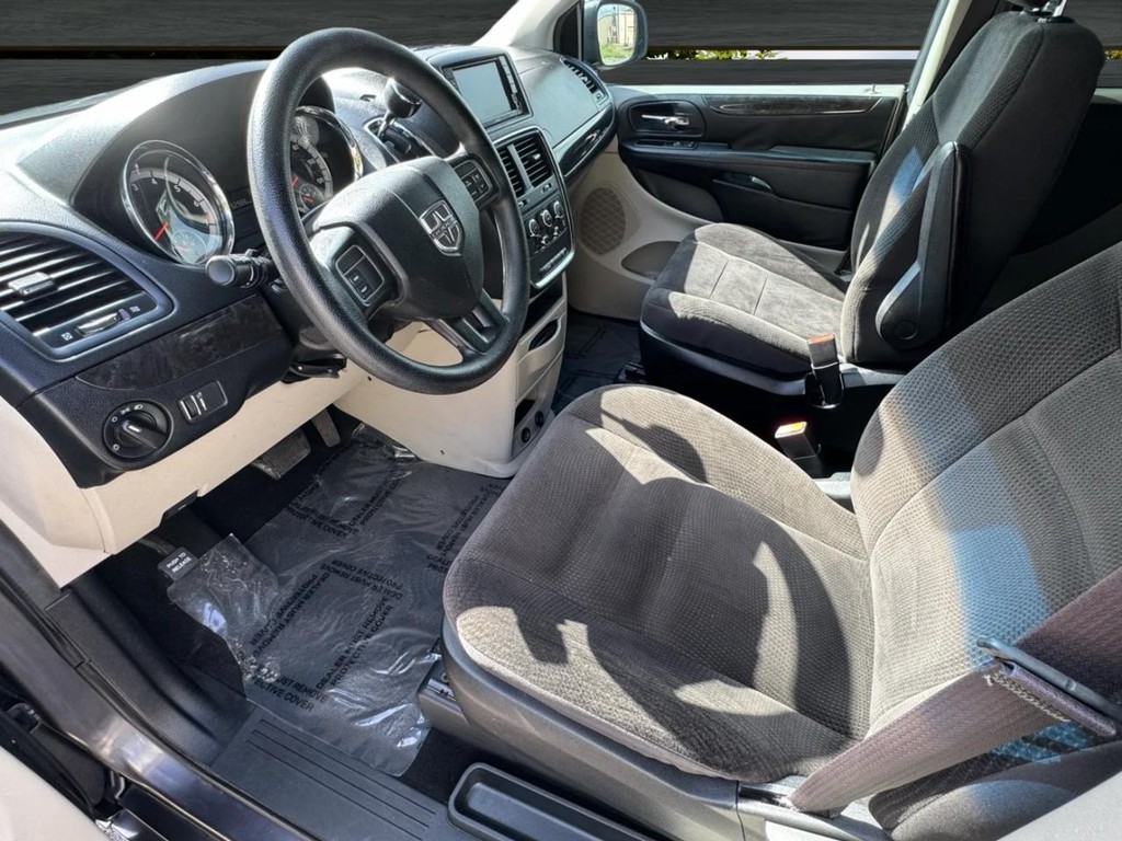 Dodge Grand Caravan Vehicle Full-screen Gallery Image 09