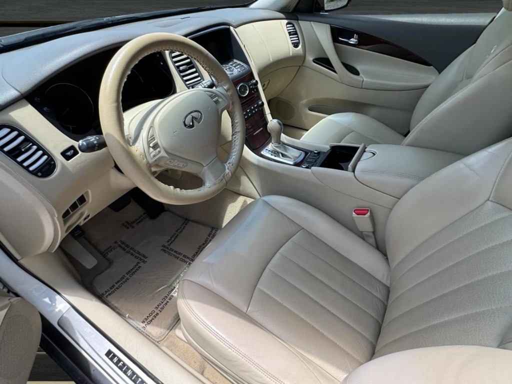 INFINITI EX35 Vehicle Full-screen Gallery Image 09