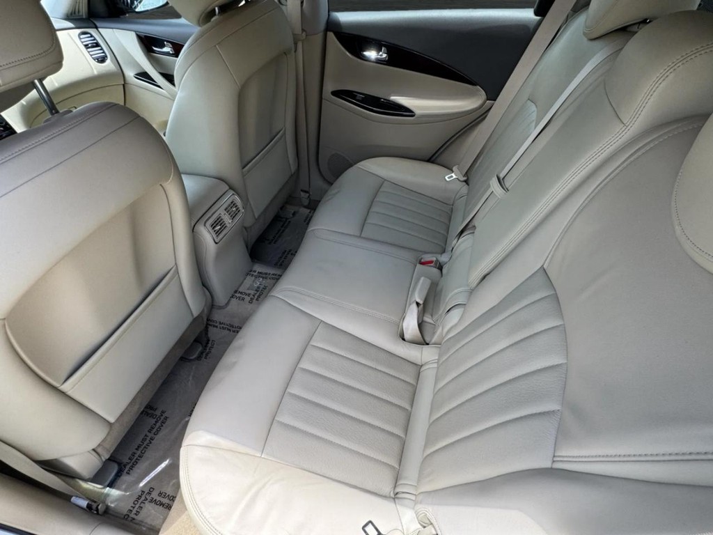 INFINITI EX35 Vehicle Full-screen Gallery Image 11