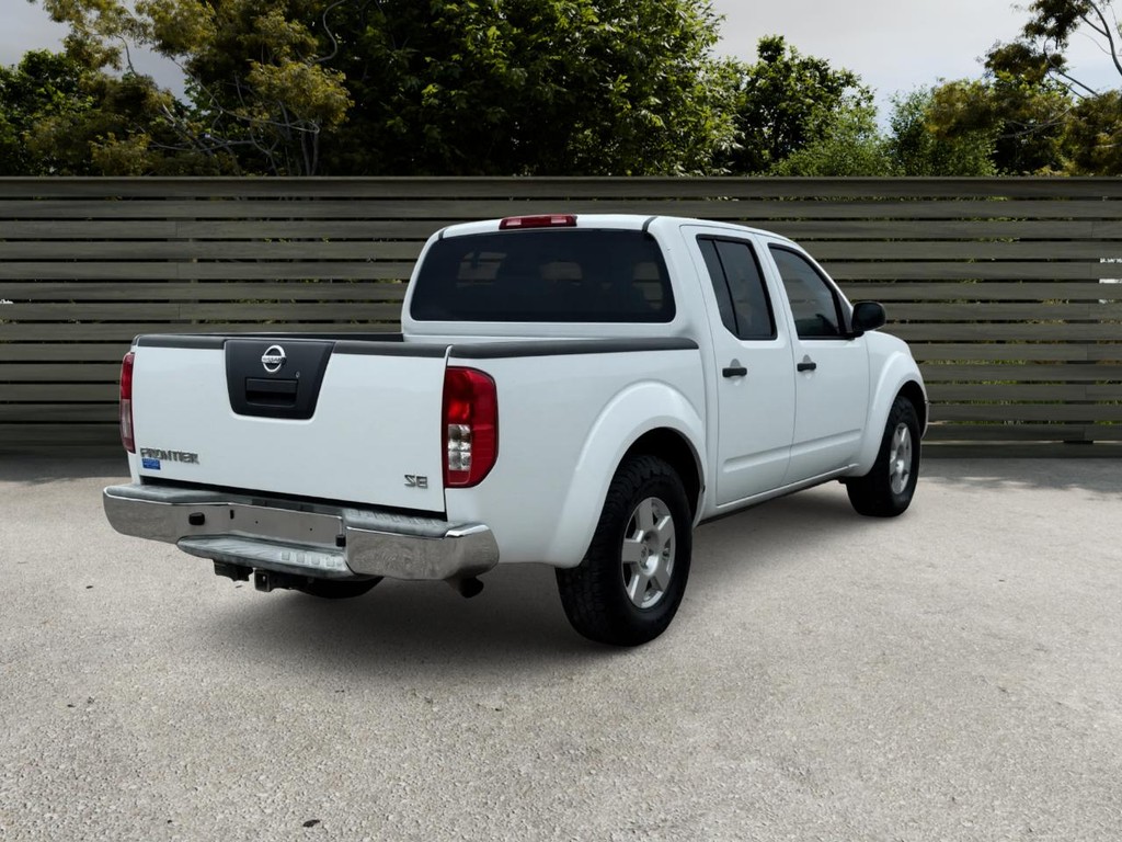 Nissan Frontier Vehicle Full-screen Gallery Image 05