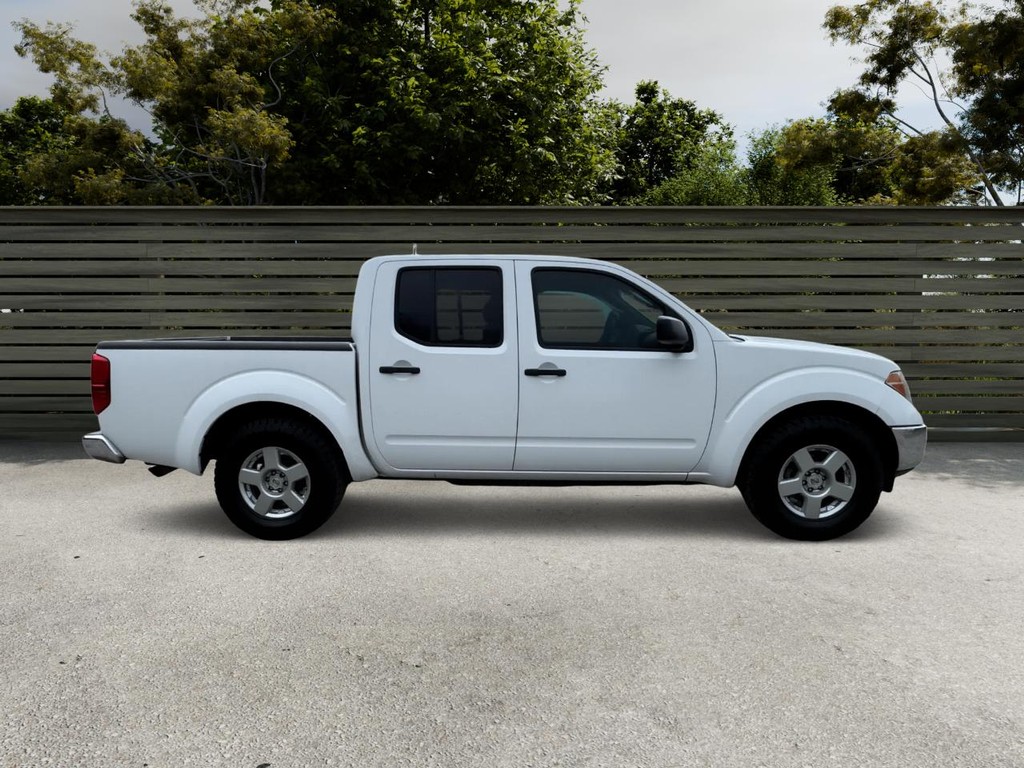 Nissan Frontier Vehicle Full-screen Gallery Image 06