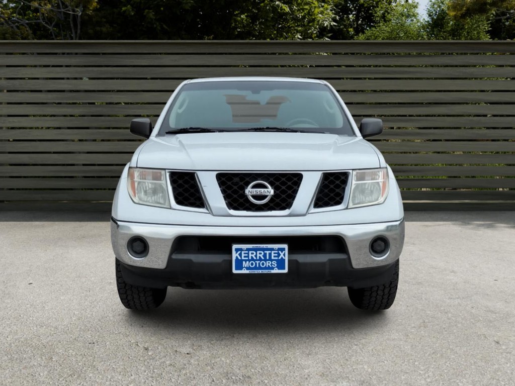 Nissan Frontier Vehicle Full-screen Gallery Image 08