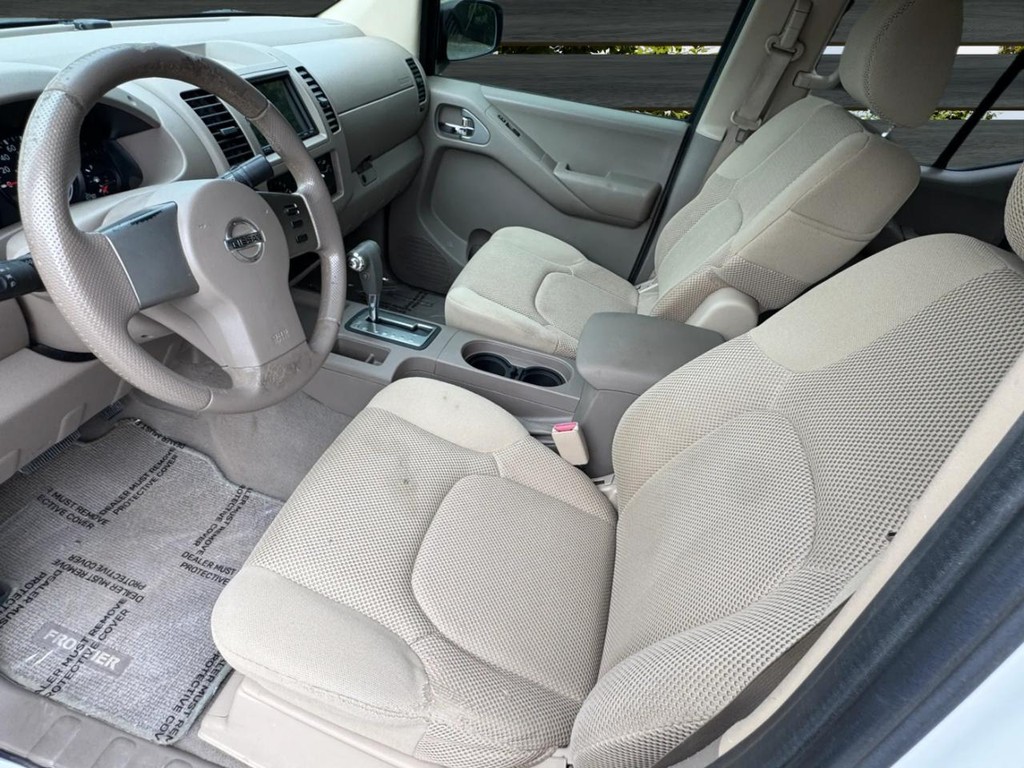 Nissan Frontier Vehicle Full-screen Gallery Image 09