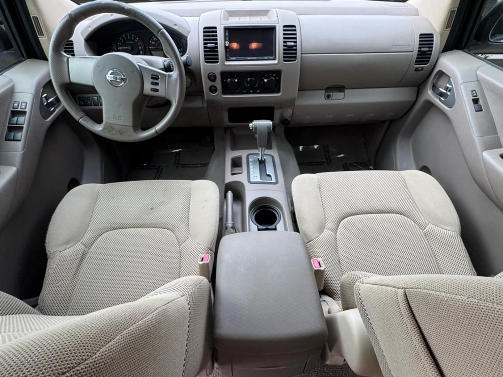 Nissan Frontier Vehicle Full-screen Gallery Image 10