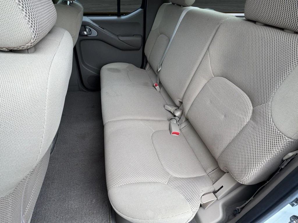 Nissan Frontier Vehicle Full-screen Gallery Image 11