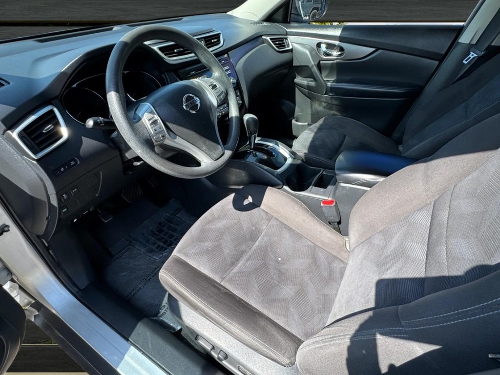 Nissan Rogue Vehicle Full-screen Gallery Image 09