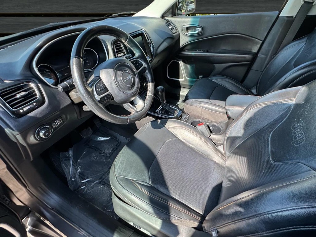 Jeep Compass Vehicle Full-screen Gallery Image 09