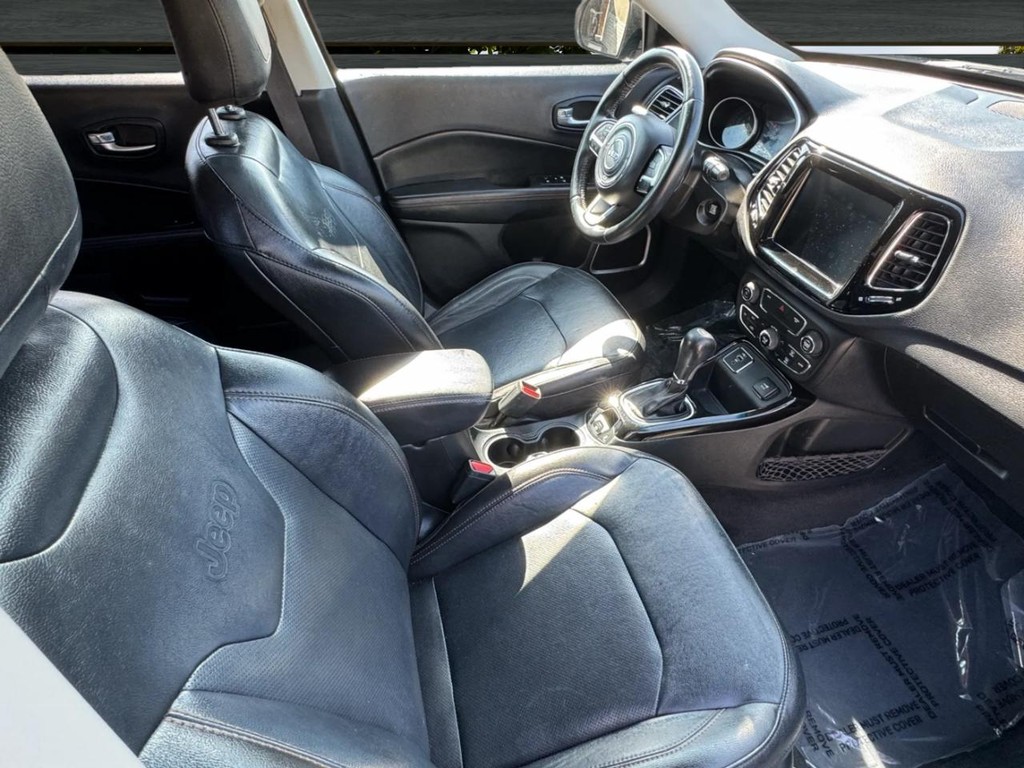 Jeep Compass Vehicle Full-screen Gallery Image 10