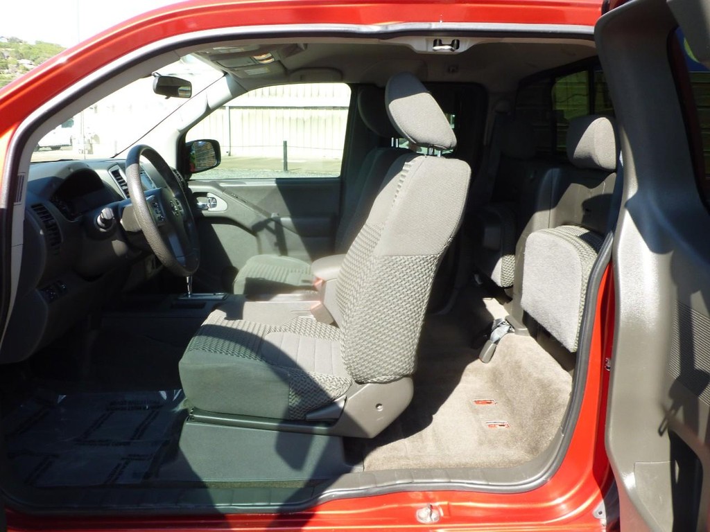 Nissan Frontier Vehicle Full-screen Gallery Image 05