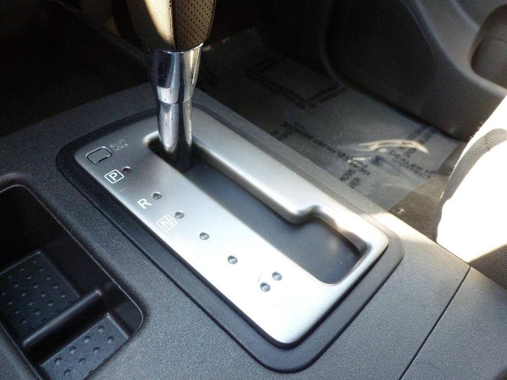 Nissan Frontier Vehicle Full-screen Gallery Image 11