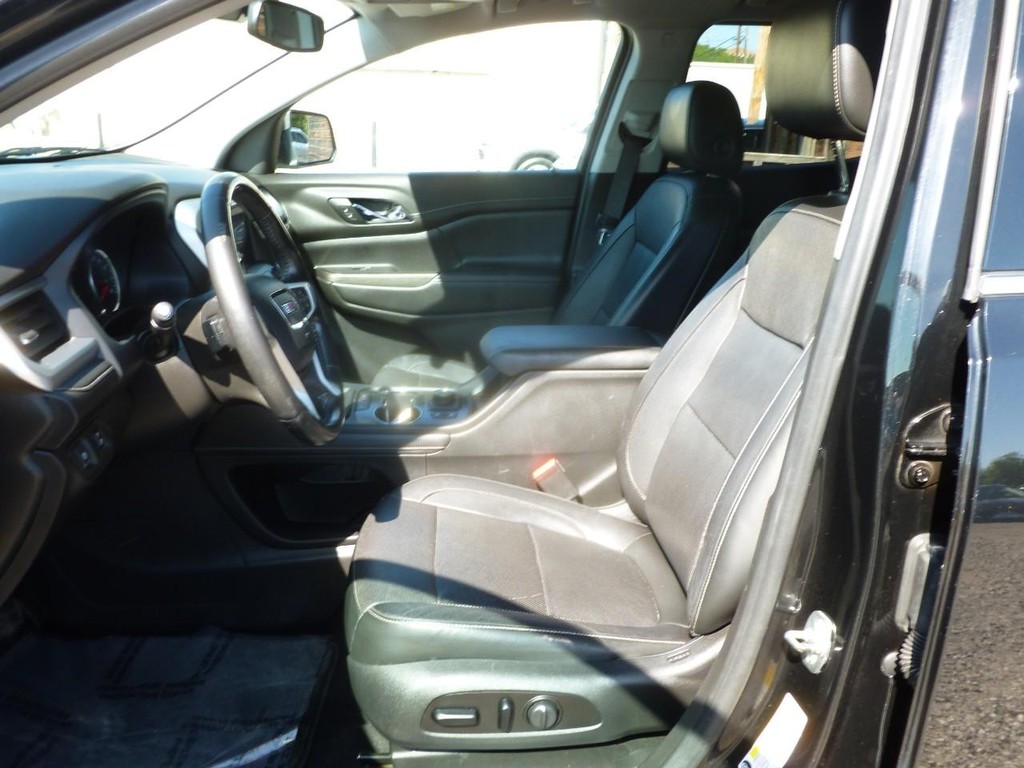 GMC Acadia Vehicle Full-screen Gallery Image 05