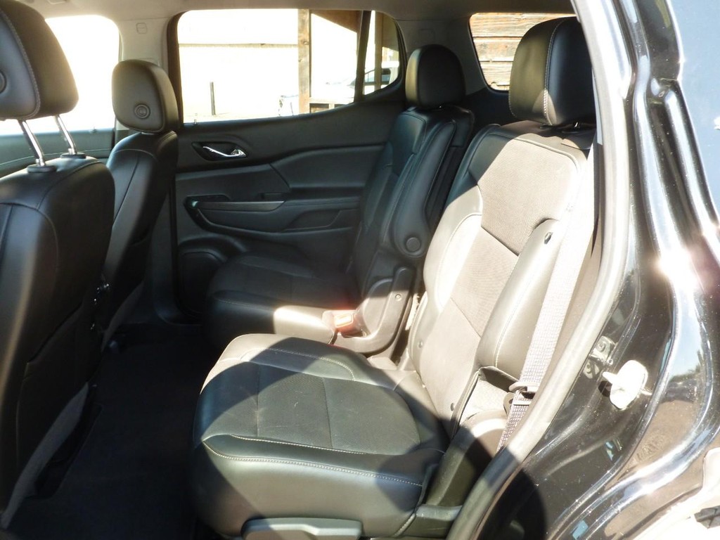 GMC Acadia Vehicle Full-screen Gallery Image 06