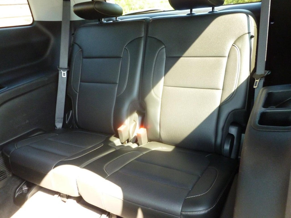 GMC Acadia Vehicle Full-screen Gallery Image 07