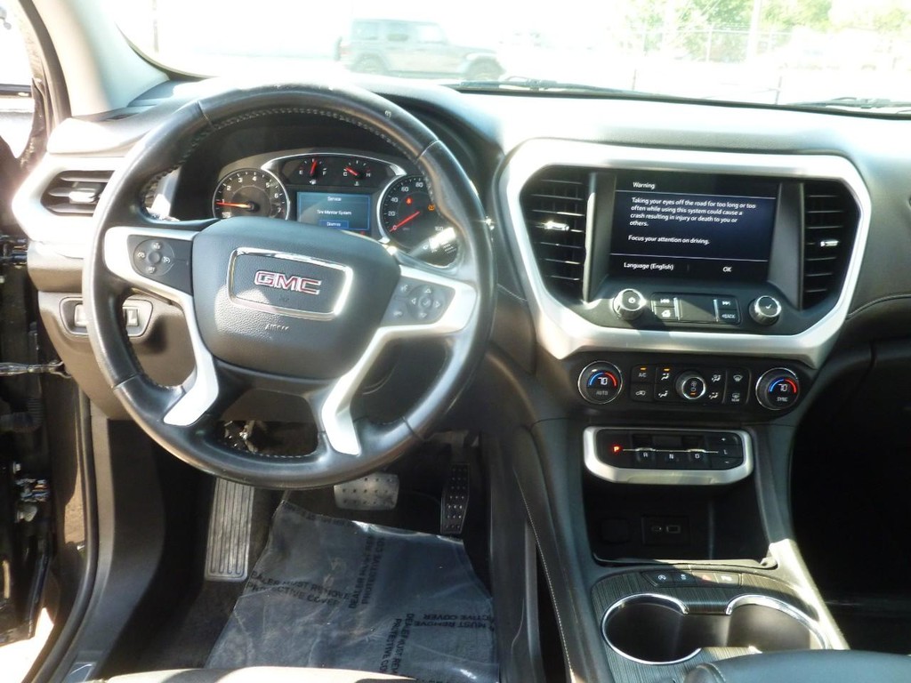 GMC Acadia Vehicle Full-screen Gallery Image 08