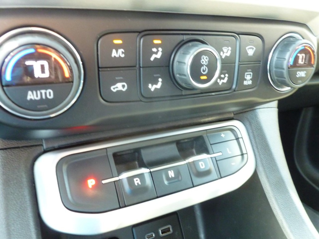 GMC Acadia Vehicle Full-screen Gallery Image 14