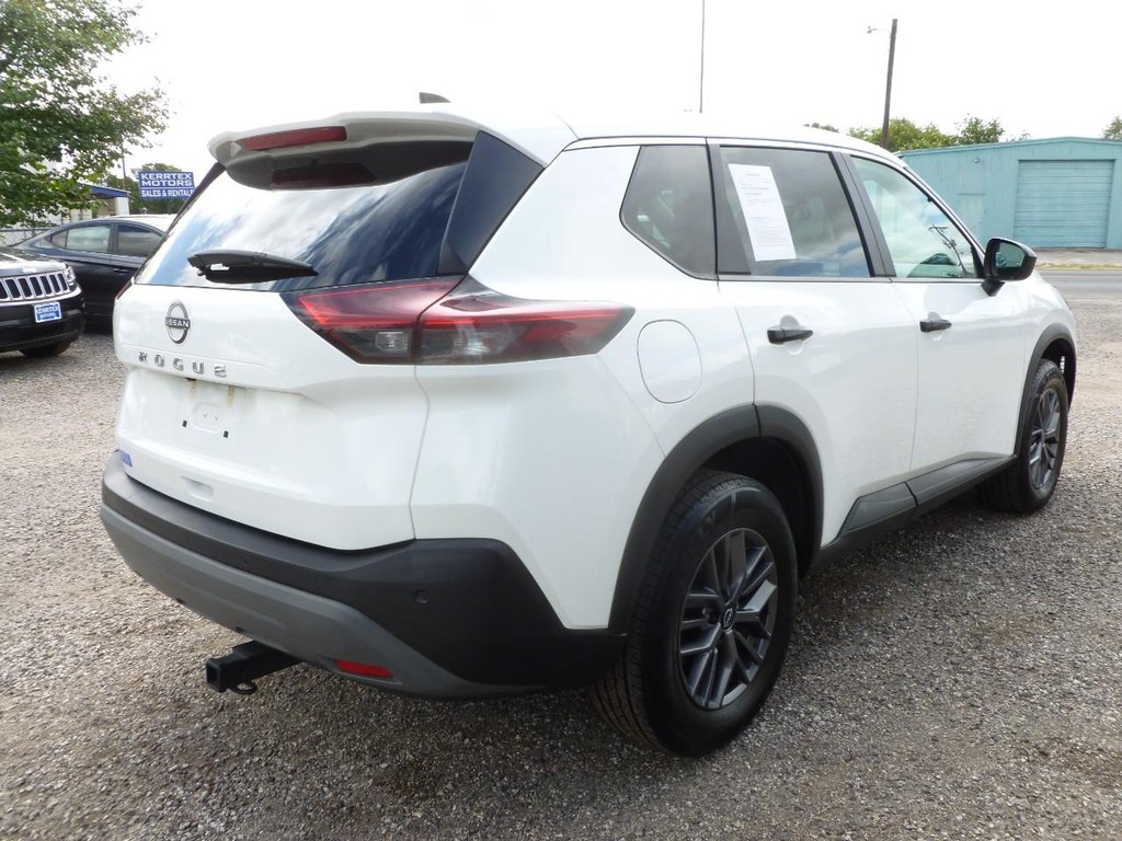 Nissan Rogue Vehicle Full-screen Gallery Image 03