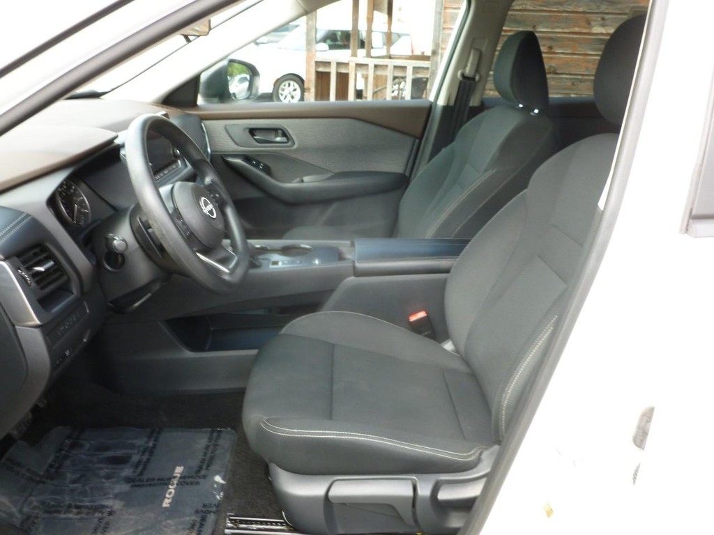 Nissan Rogue Vehicle Full-screen Gallery Image 05