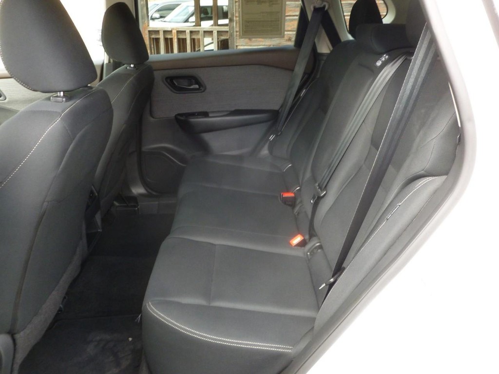 Nissan Rogue Vehicle Full-screen Gallery Image 06