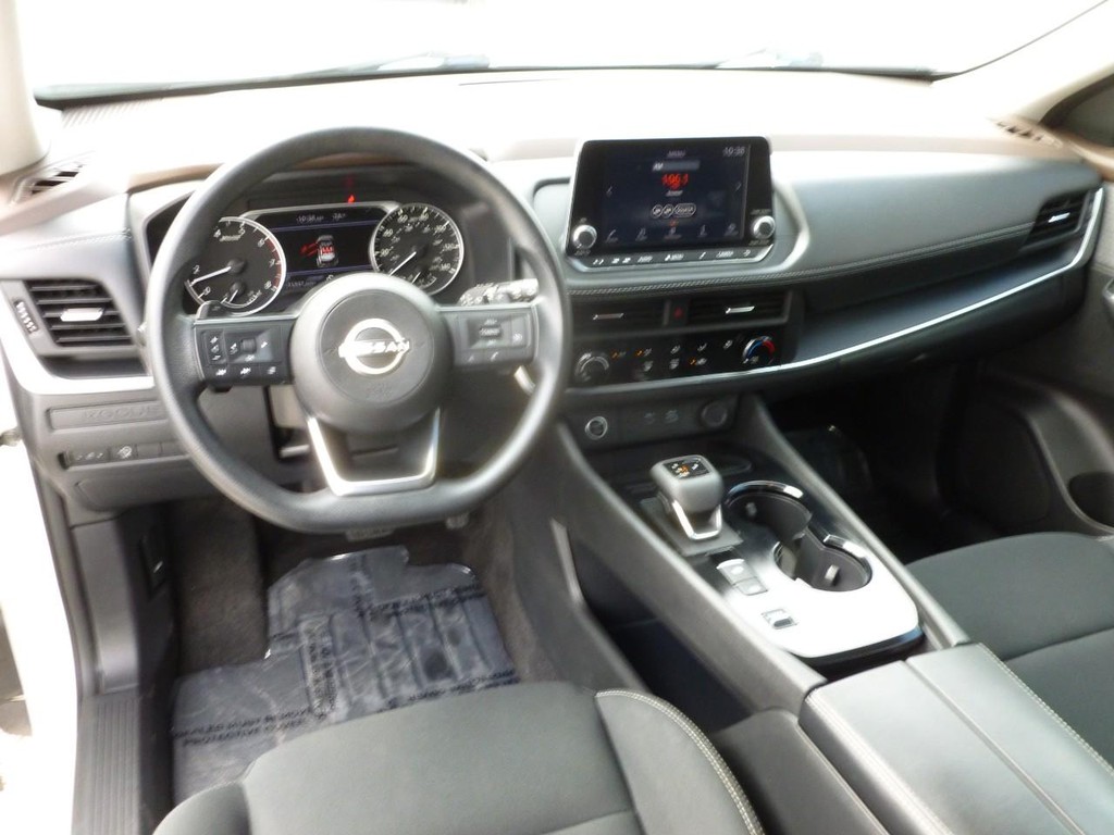 Nissan Rogue Vehicle Full-screen Gallery Image 07