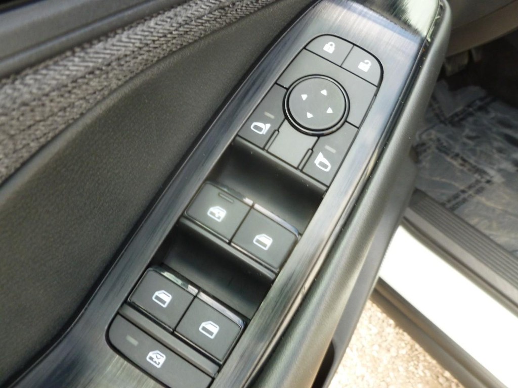Nissan Rogue Vehicle Full-screen Gallery Image 08