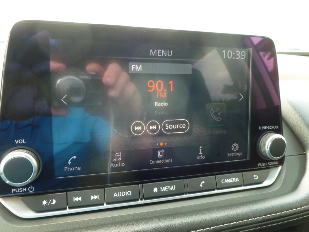 Nissan Rogue Vehicle Full-screen Gallery Image 12
