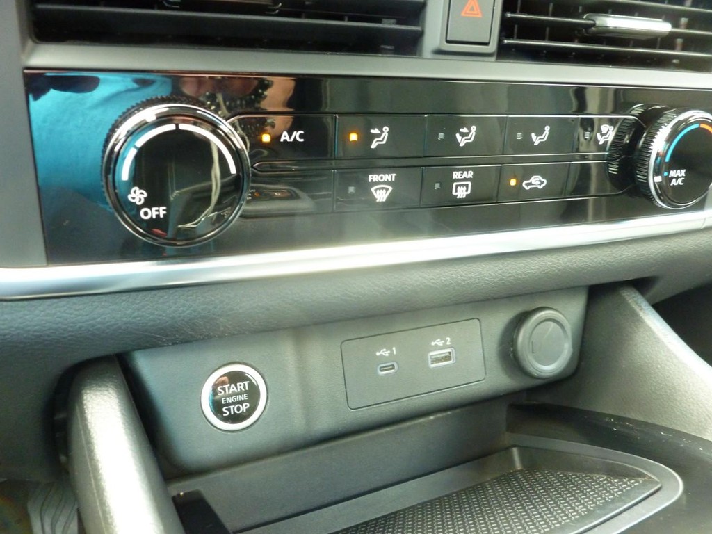 Nissan Rogue Vehicle Full-screen Gallery Image 14