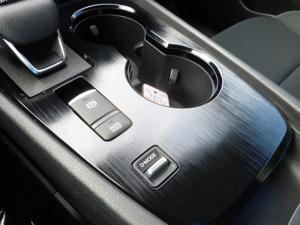 Nissan Rogue Vehicle Full-screen Gallery Image 16