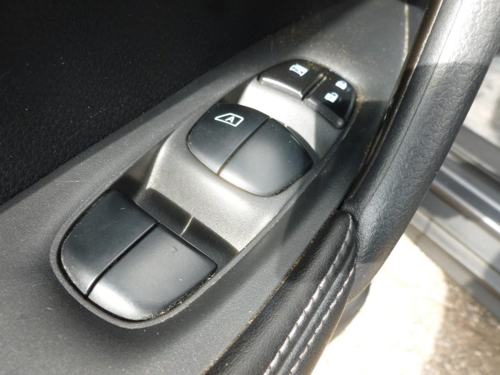 Nissan Rogue Vehicle Full-screen Gallery Image 08