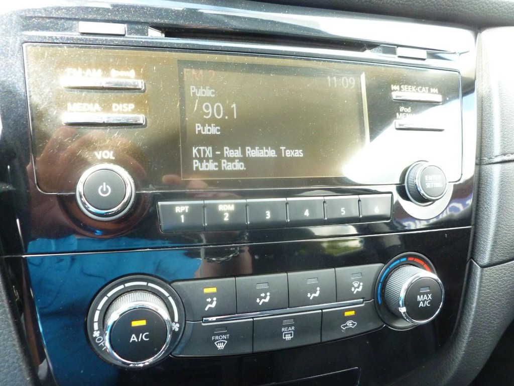 Nissan Rogue Vehicle Full-screen Gallery Image 12