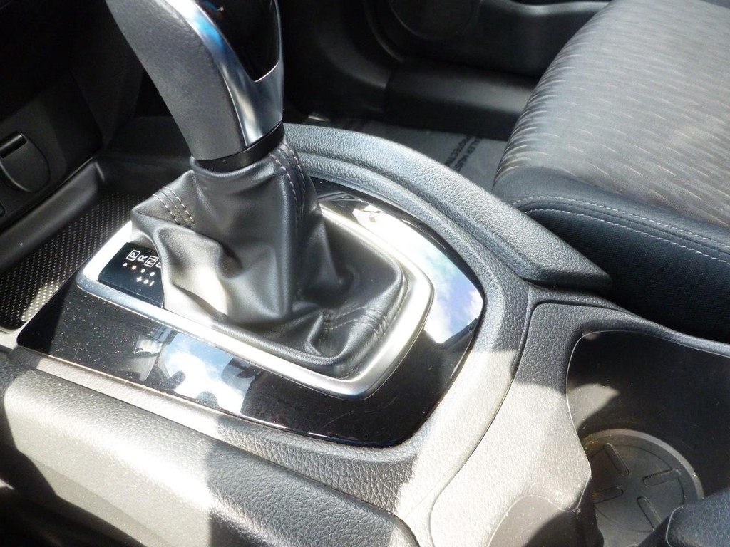 Nissan Rogue Vehicle Full-screen Gallery Image 15