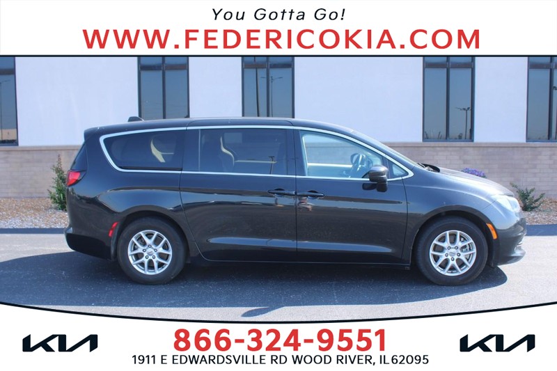 Chrysler Voyager Vehicle Full-screen Gallery Image 01