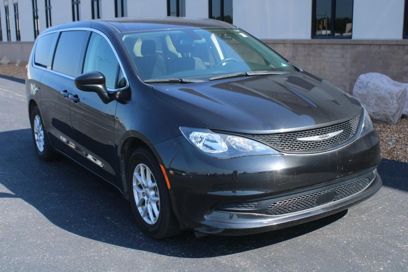 Chrysler Voyager Vehicle Full-screen Gallery Image 02