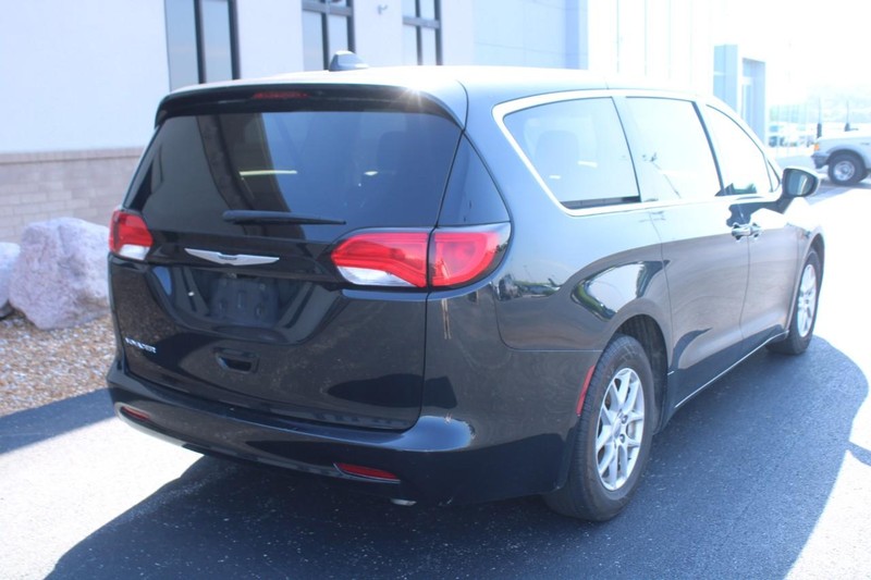 Chrysler Voyager Vehicle Full-screen Gallery Image 03