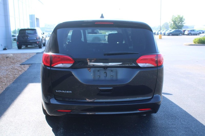 Chrysler Voyager Vehicle Full-screen Gallery Image 04