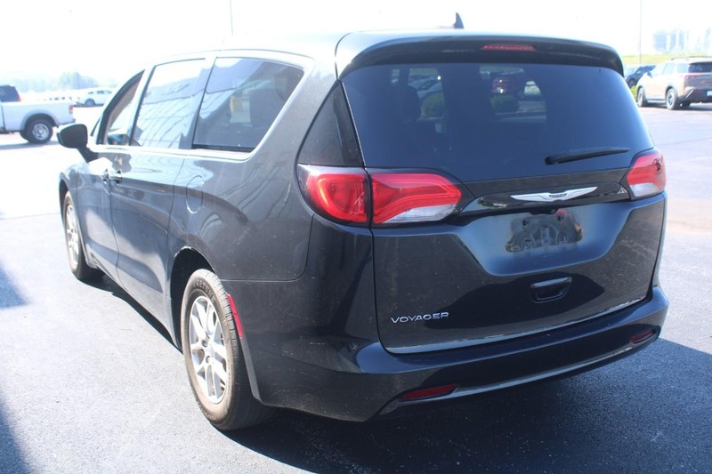 Chrysler Voyager Vehicle Full-screen Gallery Image 05