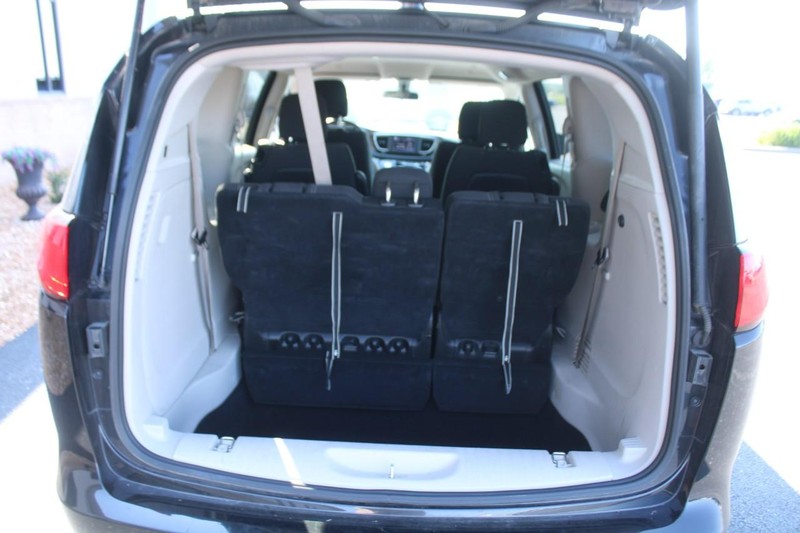Chrysler Voyager Vehicle Full-screen Gallery Image 06