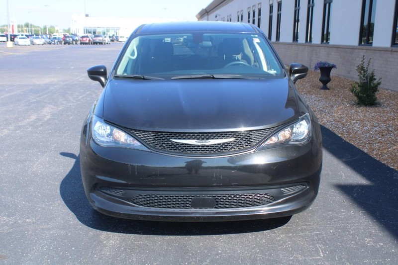 Chrysler Voyager Vehicle Full-screen Gallery Image 08