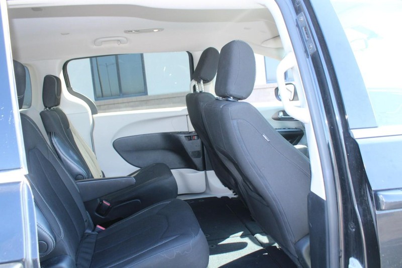 Chrysler Voyager Vehicle Full-screen Gallery Image 09