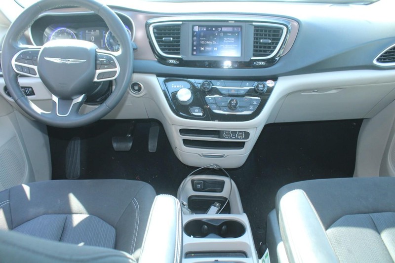 Chrysler Voyager Vehicle Full-screen Gallery Image 10