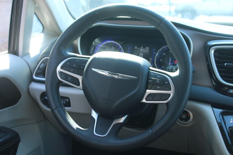 Chrysler Voyager Vehicle Full-screen Gallery Image 11