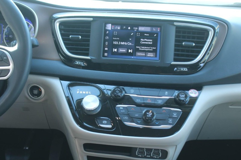 Chrysler Voyager Vehicle Full-screen Gallery Image 12