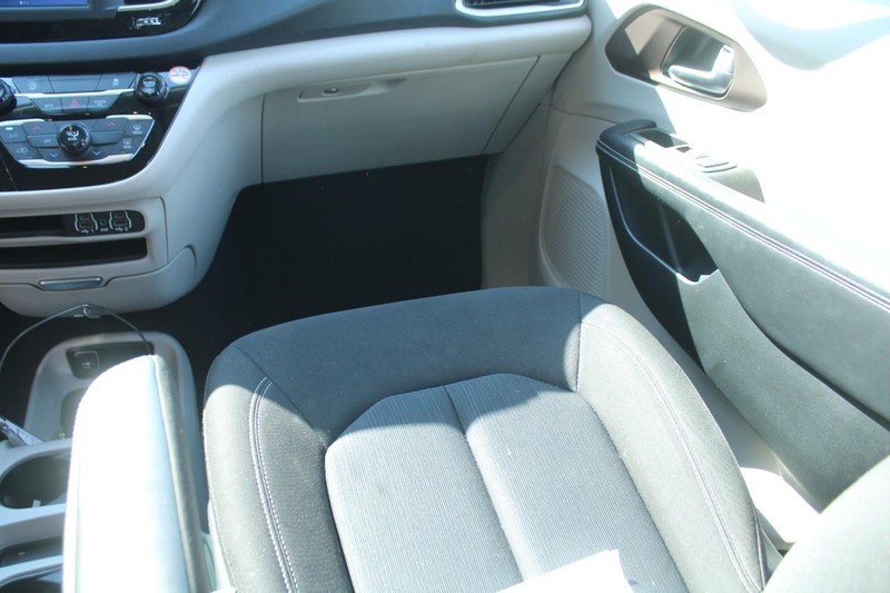 Chrysler Voyager Vehicle Full-screen Gallery Image 13