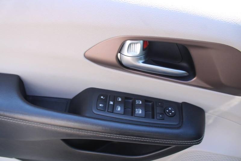 Chrysler Voyager Vehicle Full-screen Gallery Image 14