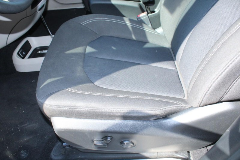 Chrysler Voyager Vehicle Full-screen Gallery Image 15