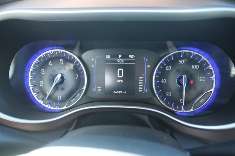 Chrysler Voyager Vehicle Full-screen Gallery Image 17