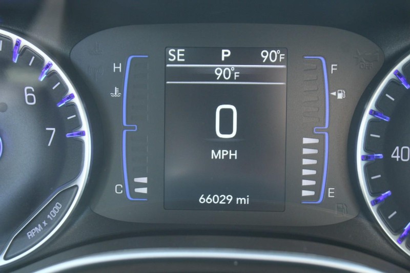 Chrysler Voyager Vehicle Full-screen Gallery Image 18