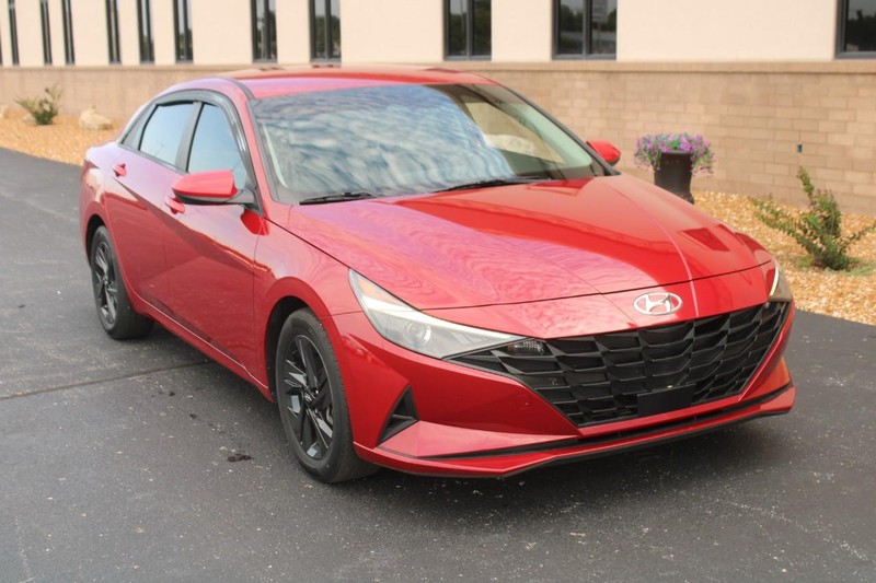 Hyundai Elantra Vehicle Full-screen Gallery Image 02