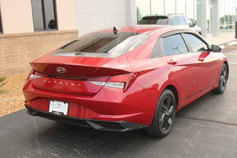 Hyundai Elantra Vehicle Full-screen Gallery Image 03