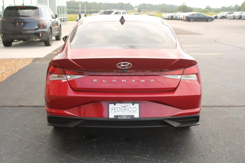 Hyundai Elantra Vehicle Full-screen Gallery Image 04